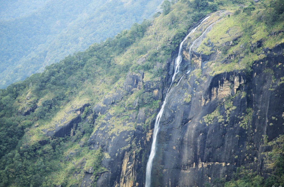 Athirapally- Munnar-Thekkady Tour Package